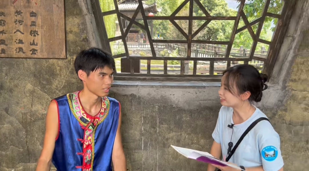 图7 实践团成员与土家族特色表演的青年演员交流采访.jpg